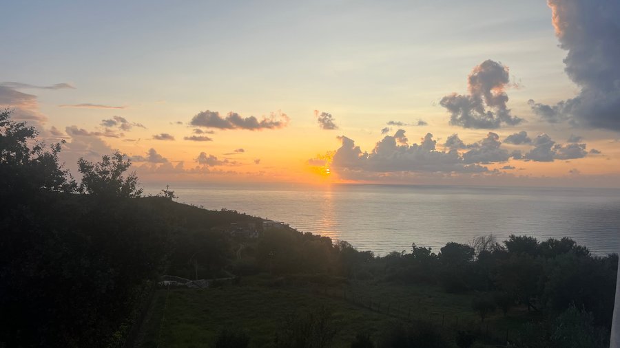 Couché de soleil merveilleux vu depuis la piscine 