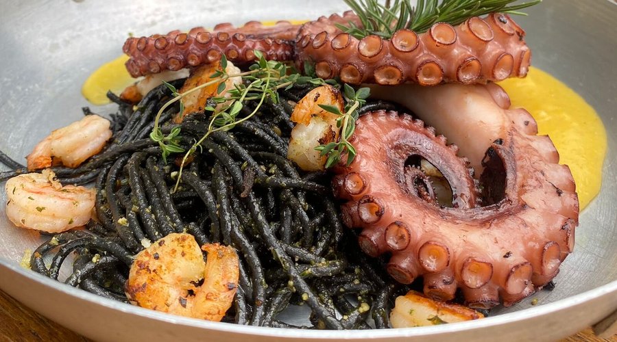 Polvo di Verona, tentáculos de polvo com pasta al nero di sépia, com camarões salteados na manteiga de ervas e com mousseline de batata baroa.