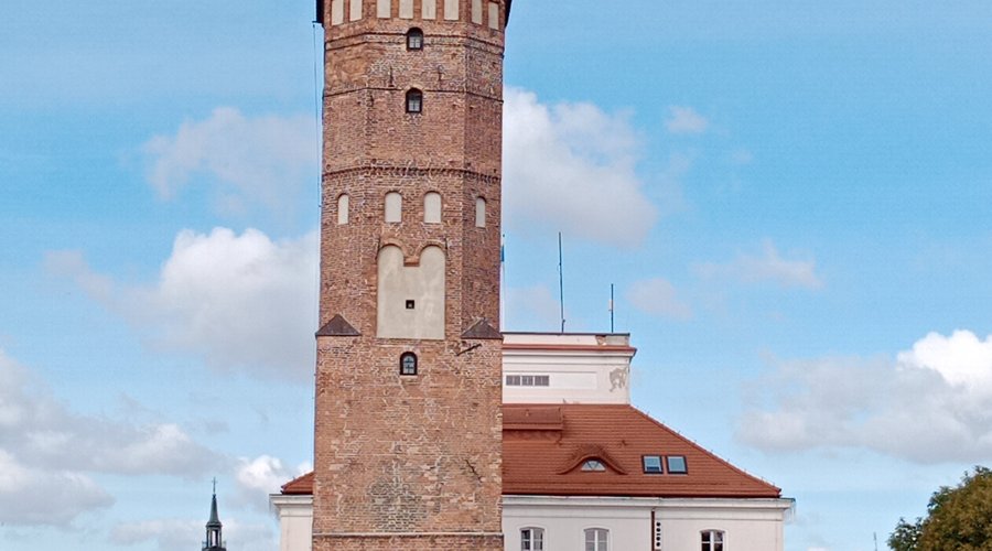 Wieża ratuszowa i to tu mieści się Muzeum Regionalne w Pułtusku 