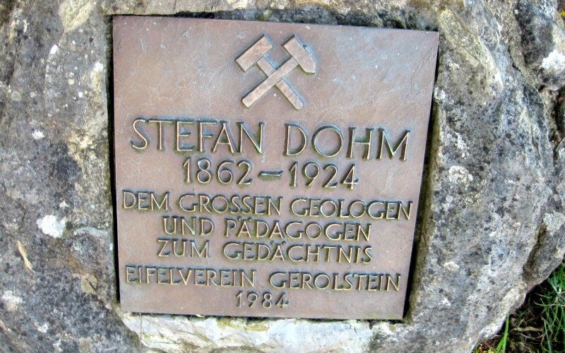 Ein Gedenkstein an einen großen Geologen. Nahe beim Rathaus auf einer Wiese...