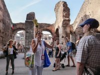 Excursão para grupos pequenos do Coliseu com entrada pela Arena:  experiência oferecida por Colosseum and Vatican Tours by Italy Wonders