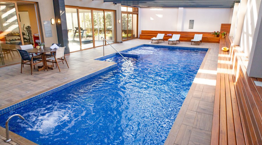 Piscina coberta e climatizada