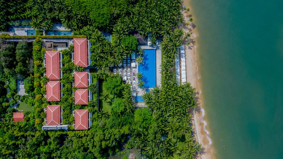 Overview to the pool and beach