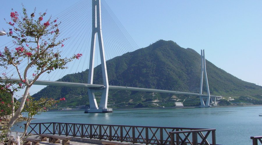 心地よい潮風と潮騒に包まれた公園。目の前には世界有数の斜張橋「多々羅大橋」を臨む絶好のビューポイントになっています