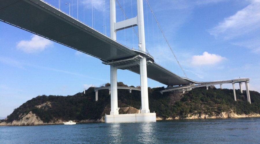 来島海峡大橋の下をくぐり海上から橋を見上げたり、急流の渦に近づいたりする体験型クルーズ「来島海峡急流観潮船」の受付もここで行っています