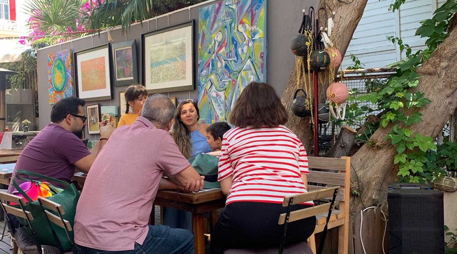 We are a modern complex that combines culture, art and barbecue food. Join us for a dinner and jazz show.