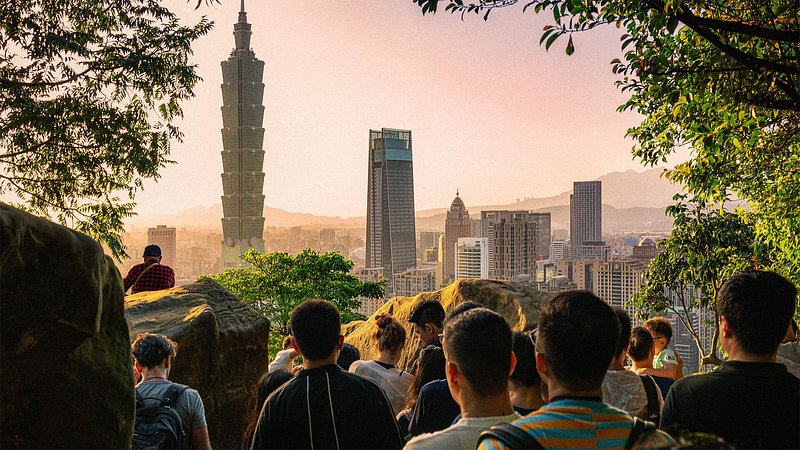 People viewing the Taipei skyline from Elephant Mountain, at sunset