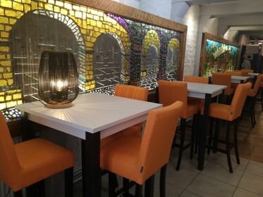 Nos tables hautes vers le bar