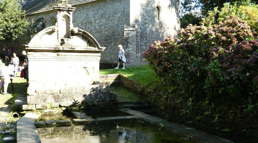 La chapelle et sa petite fontaine