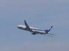 屋上でデッキから撮影した飛行機