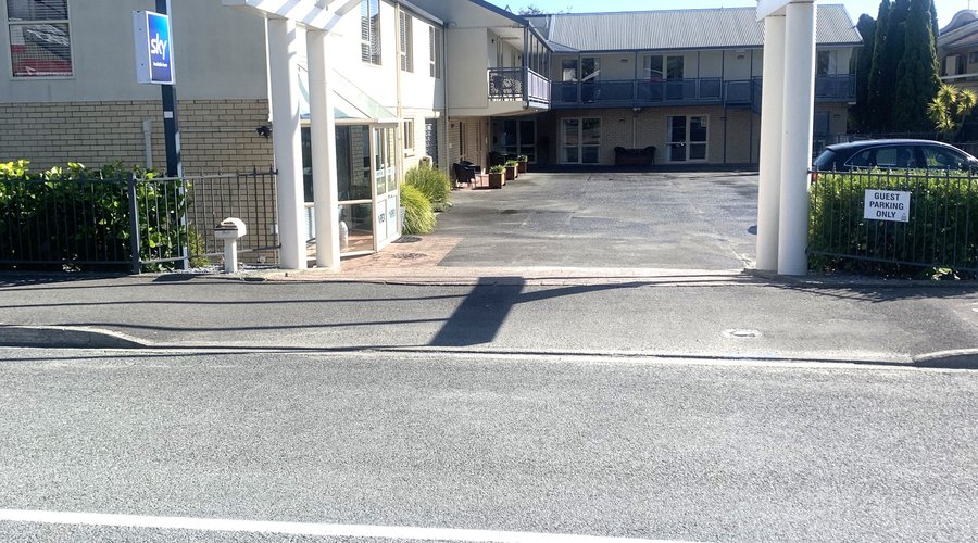 Entrance to Apex Motor Lodge
