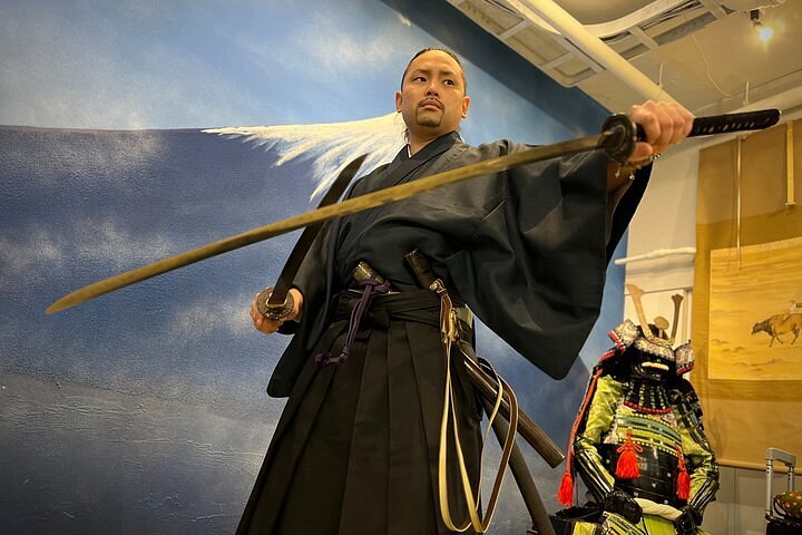 Foto de katana real, experiencia samurai, Osaka: Me and my husband holding  the bamboo mat we managed to cut with real katana swords! - Tripadvisor