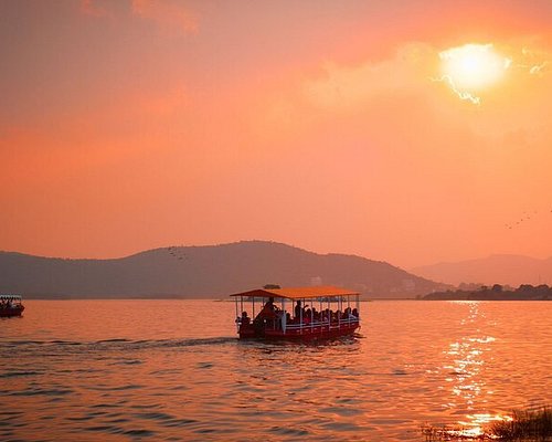 boat cruise in udaipur