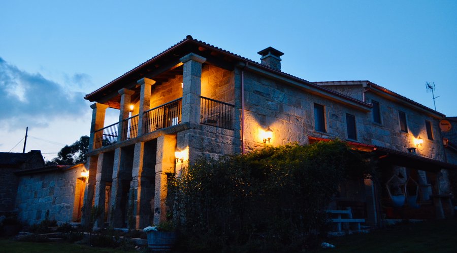 Fachada de noche