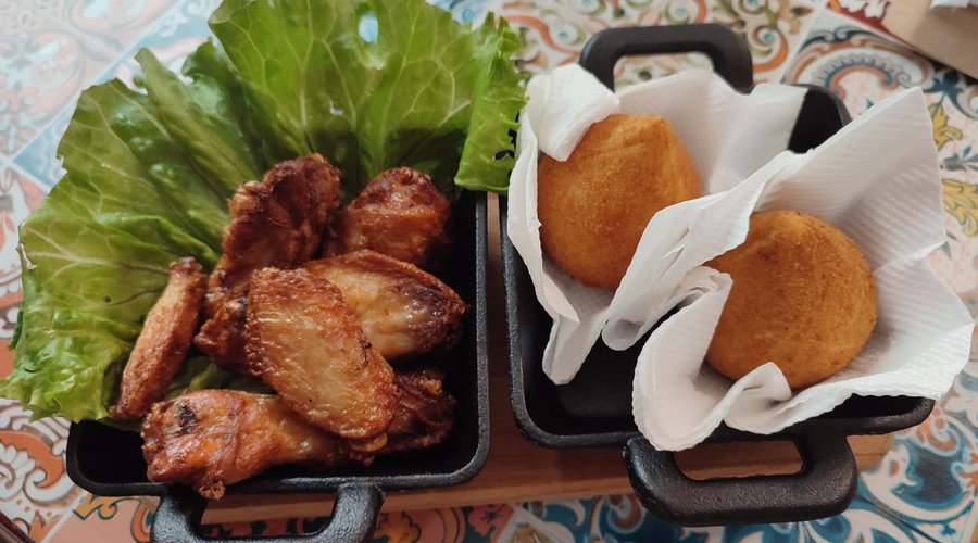 coxinha e asinhas de frango