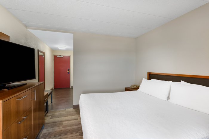 Holiday Inn Express & Suites King Of Prussia - Hotel Reviews & Photos