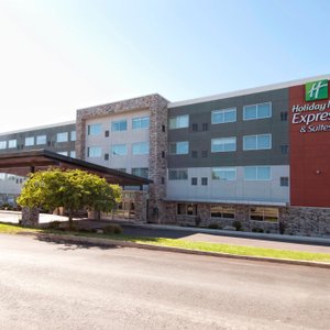 Best hotel to stay few minutes away from Cambria County Airport.