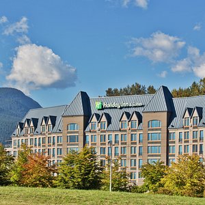 Welcome to the Holiday Inn and Suites North Vancouver