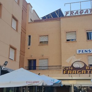 Es una estancia muy agradable.una plantilla cariñosa y respetuosa.el hostal fragata está al lado del castillo de Santa Ana y del faro de Roquetas,los dos monumentos más exquisitos del pueblo