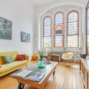 Ancienne chapelle rénovée en bibliothèque