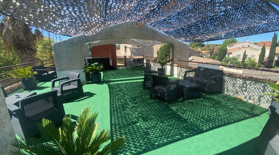 Rooftop, coin zen, les clients adorent venir bouquiner, se relaxer, en extérieur