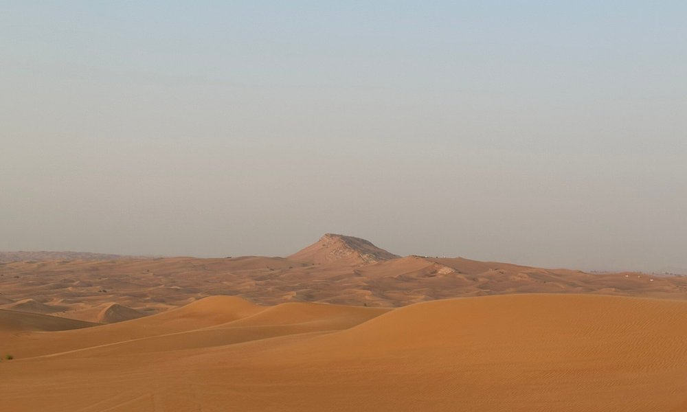 Promenade en quad dans les dunes rouges, sandboard, balade à dos de chameau et barbecue au camp Al Khayma™