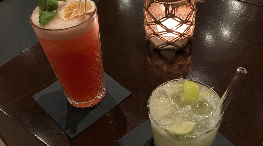 Hier gibt es tolle Cocktails, leckeres Essen und nettes Personal. 