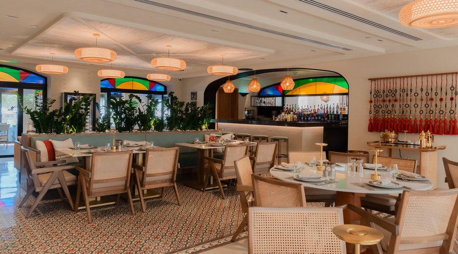 The architecture and interior design of the restaurant are inspired by old houses in the historical city of Al-Salt, Jordan. The multi-colored glass and the ceramics used for the interior give a modern update to the venue. 