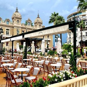 Hôtel de Paris Monte-Carlo - The Queen of Art, a major chess pop up on the  Place du Casino. Are you ready to play?