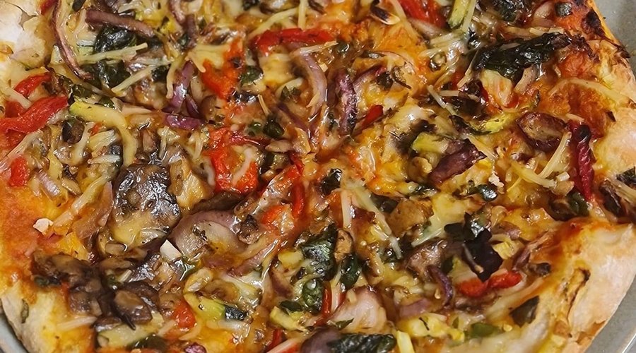 logo e uma pizza caseira