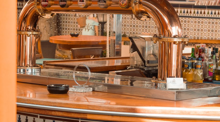 La zona del bar y cocteles con un bonito encanto 