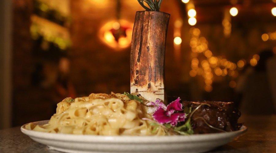 OSSOBUCO AL FUNGHI Nuestro ossobuco de 800 g se prepara con una cocción de 4 horas al horno para conseguir la carne más tierna, bañados en reducción de hongos funghi y shitake, acompañado de fetuccine a la crema. 