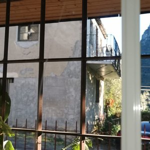 Cámara de vigilancia  en el pajar de enfrente que es de la dueña tb enfocando a la ventana. Eso es ilegal.