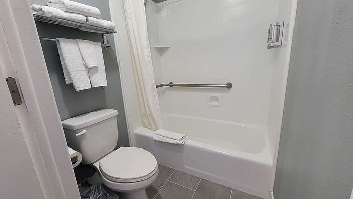 https://dynamic-media-cdn.tripadvisor.com/media/photo-o/2a/80/7a/b5/single-king-suite-bathroom.jpg?w=700&h=-1&s=1