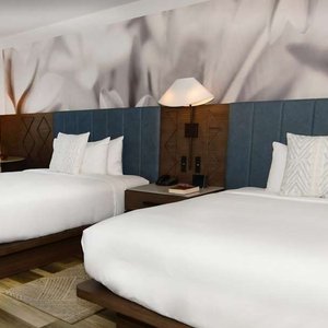 TRS KauaiResort GuestRoom Ocean beds detail