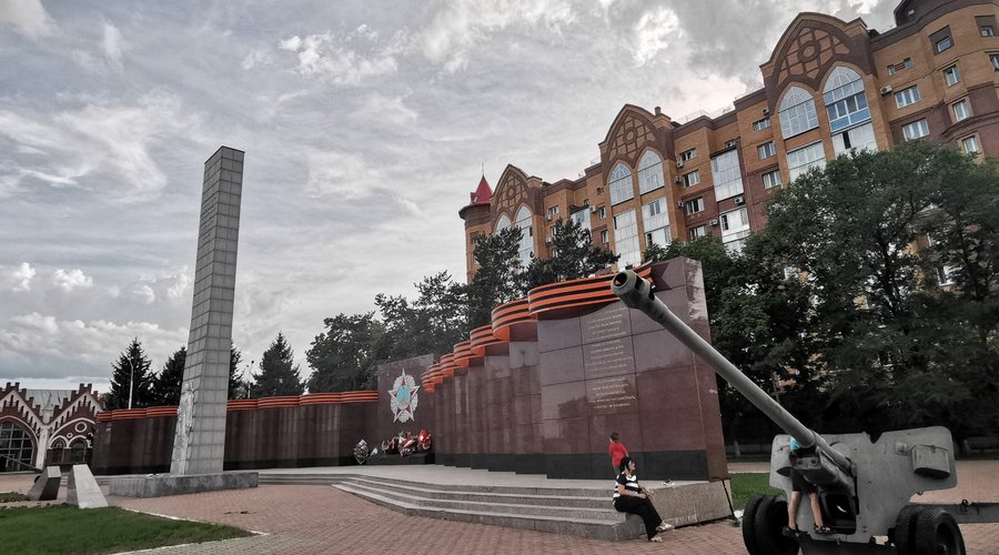 К сожалению в Благовещенске не смогли отстоять площадь Победы от "творческих улучшений". 