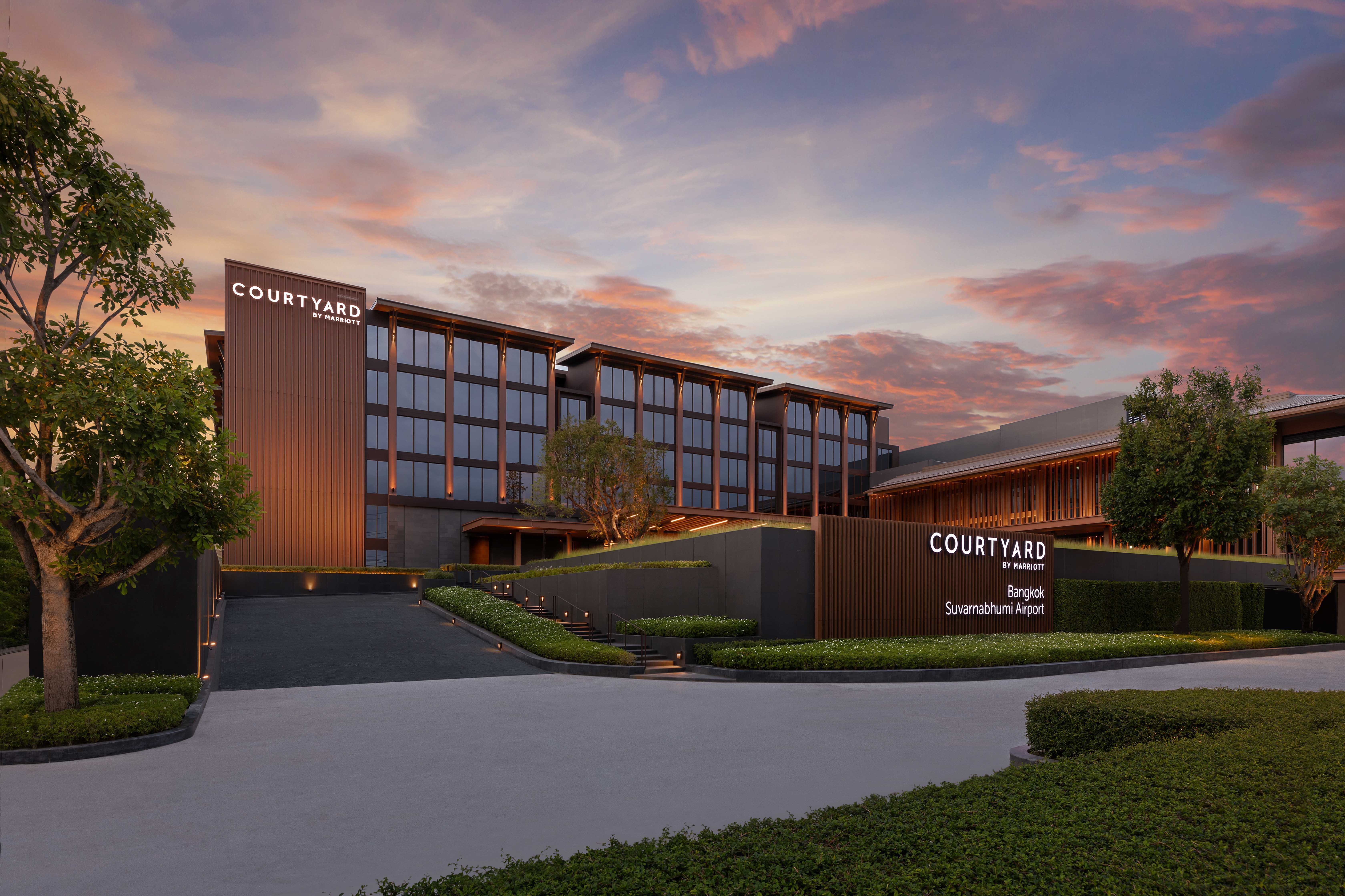 COURTYARD BY MARRIOTT BANGKOK SUVARNABHUMI AIRPORT Updated 2024   Hotel Main Entrance Evening 