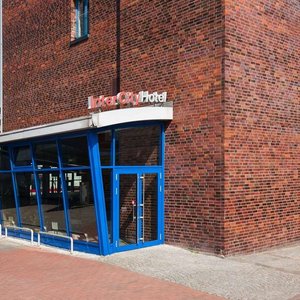 IntercityHotel Hamburg-Altona - Hotel entrance