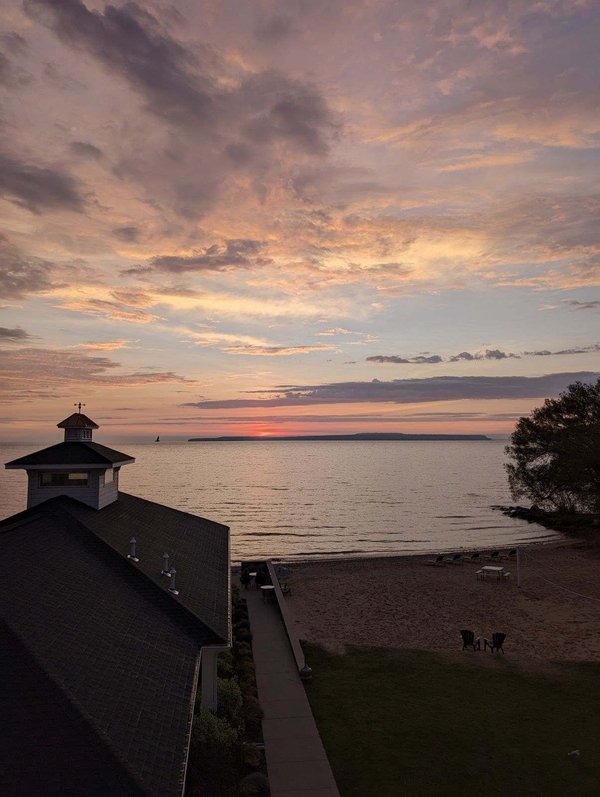 BREAKERS RESORT AND BEACH BAR $94 ($̶1̶0̶4̶) - Updated 2023 Prices & Hotel Reviews - Saint Ignace, MI BREAKERS RESORT AND... 