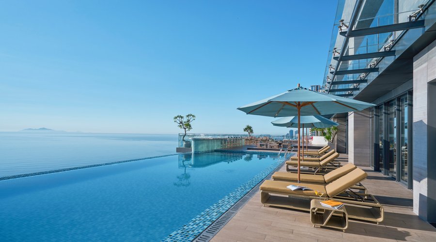 Rooftop pool
Take a dip in our rooftop pool on the 26th floor and soak up the view. The ultimate chill-out spot, it's the ideal place to unwind. Sip a beach-inspired cocktail and feel on top of the world.
