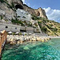 repost @pinkines Vida lenta en la playa ⛱️♥️ . . . . . . . . . . 📍Borgo  Santandrea Amalfi, Amalfi, Costa Amalfitana, Italia…