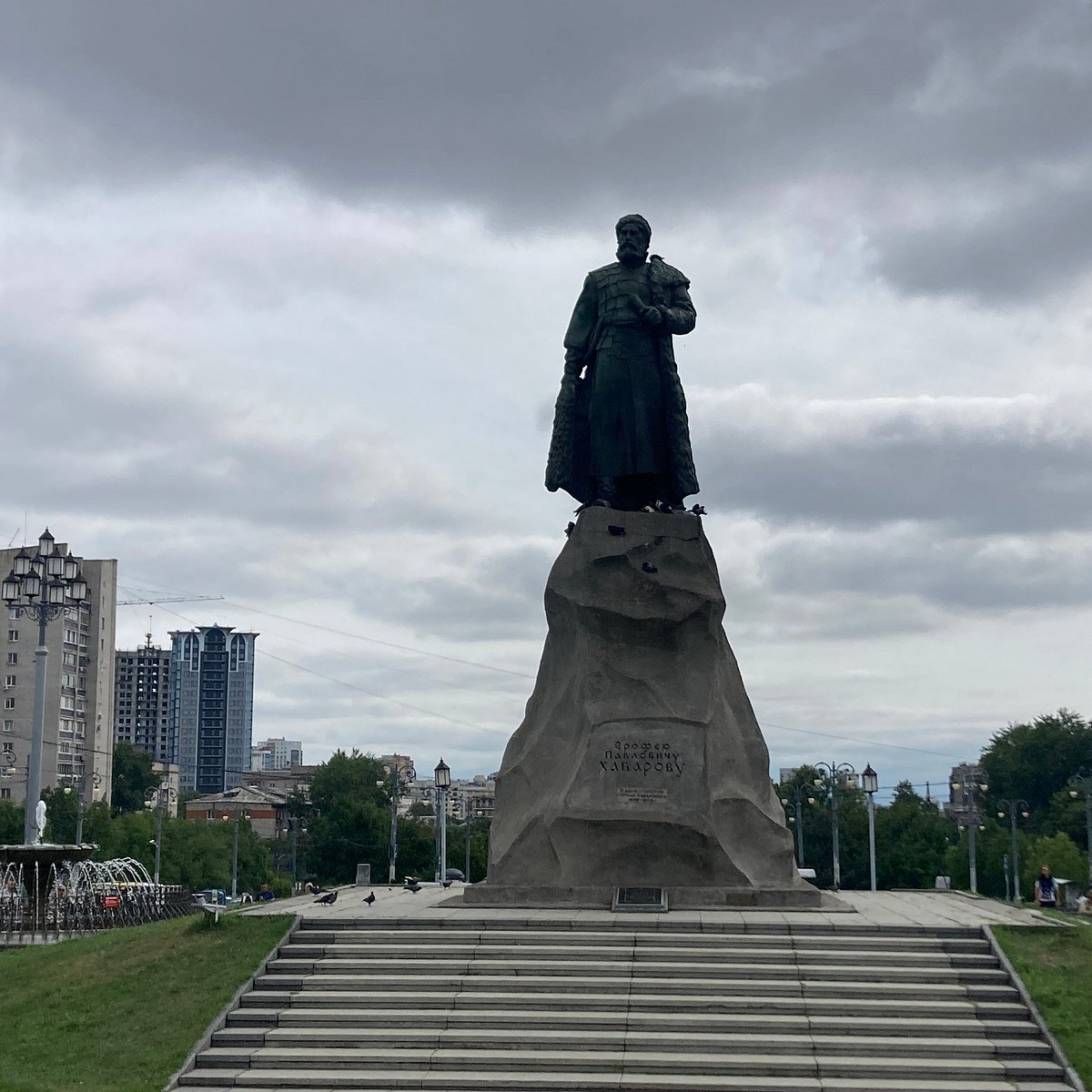 1 июля хабаровск. Памятник Хабарову в Хабаровске на вокзале. Памятник на вокзале Хабаровск.