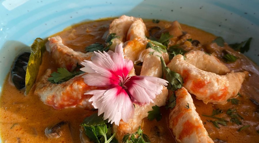Vegan scampi in red curry and coconuts milk, lime leaves and mushrooms
