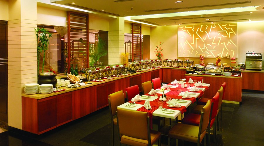 Aromas, our quaint coffee shop, is ideal for hanging out with your friends or loved ones. Featuring an extensive menu full of savoury treats from Indian and continental cuisine along with refreshing alcoholic and non-alcoholic beverages from across the globe, Aromas has something for everyone’s palate. The warm and cozy atmosphere at our restaurant near Park Street offers a delightful dining experience for both in-house and non-resident guests.