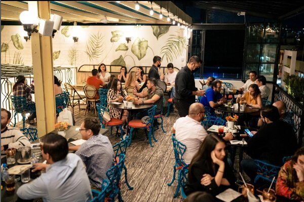 Un restaurante es como un oasis para el alma hambrienta, un refugio que renueva los sentidos y restaura la energía de quienes buscan un respiro de la rutina diaria. Cada platillo es como un bocado de revitalización, y el ambiente, una paleta de colores y sabores que reconstruye lo que el día a día nos ha quitado. En Chango, los comensales encuentran un escape que los restaura, aliméntalos no solo en cuerpo sino también en espíritu. 