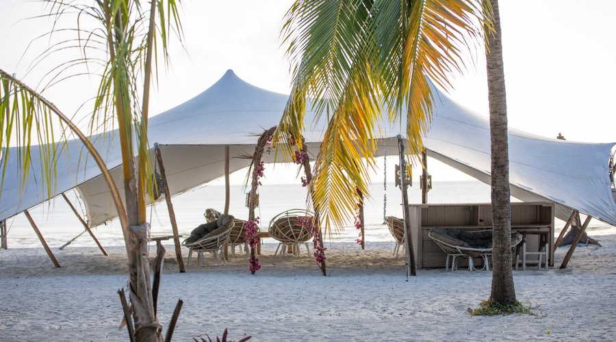 Oasis beach tent