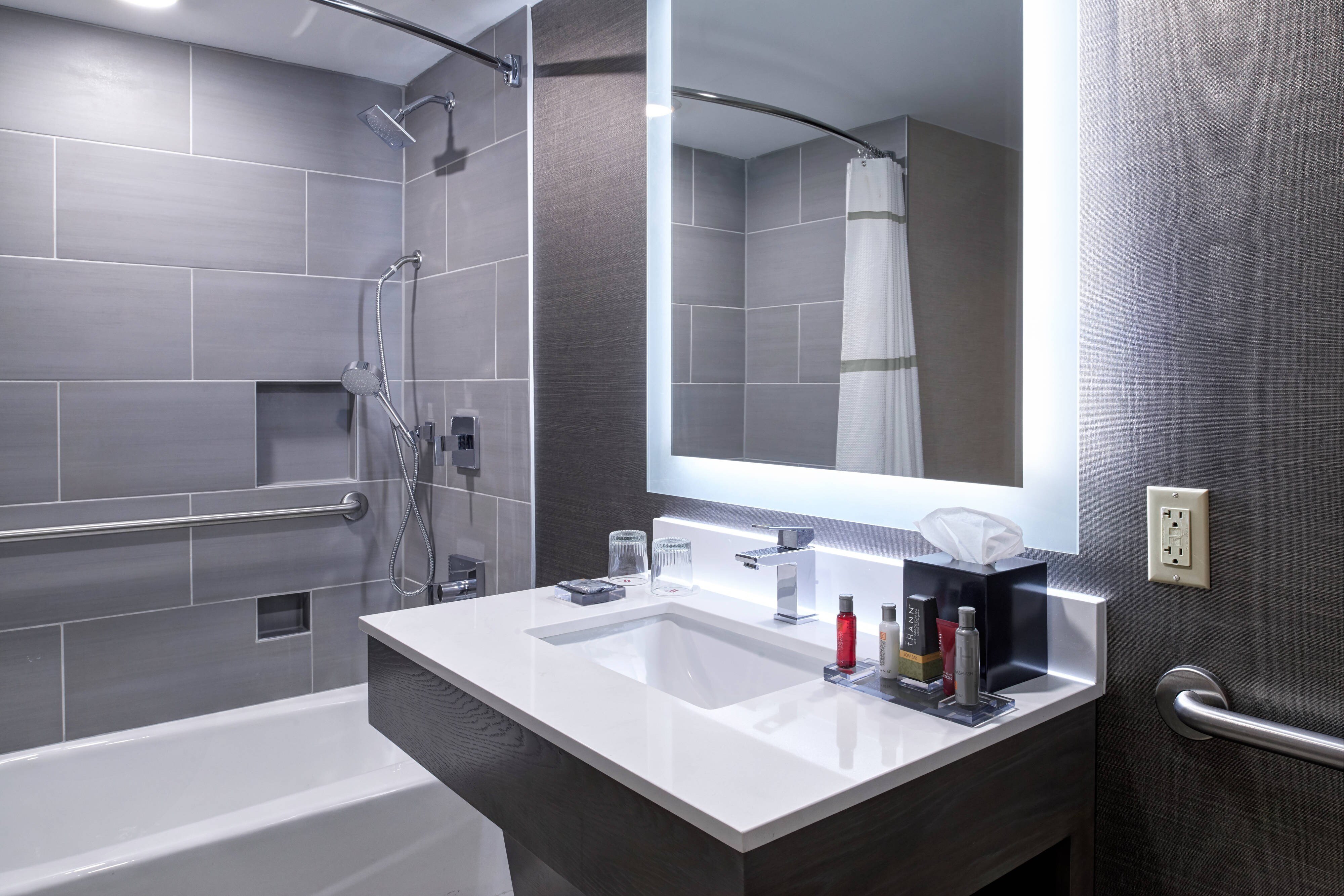 MARRIOTT INDIANAPOLIS NORTH Updated 2023 Prices Hotel Reviews IN   Shower 