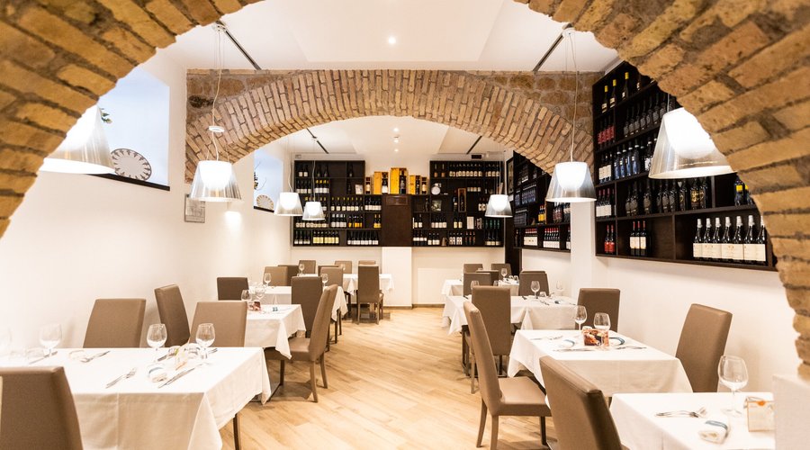 Le sale del Ristorante Amedeo sono concepite per dare spazio alla creatività: comode, ampie, tranquille, perfette per rilassarsi e lasciarsi sorprendere dai nostri piatti e dai nostri vini.