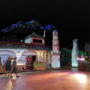 Сейчас отель называется NOXINN CLUB. Не большая но ухоженная и красивая территория. Всё рядом, удобно. Вайфай на лобби бесплатный. Еда великолепная. Приготовлено всё очень вкусно и разнообразно. Рыба разная и белаая и красная каждый день. Фруктов много. Дыни и арбузы присутствуют всегда. Пляж свой нормальный, мест всем хватает. Купаться проще и лучше на пляже отеля Ария.