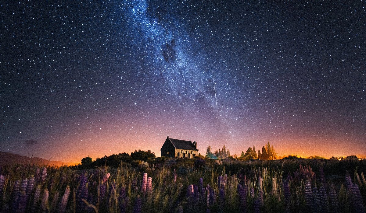뉴질랜드 레이크테카포에 있는 선한 목자의 교회 위로 별이 빛나는 밤하늘의 전망.